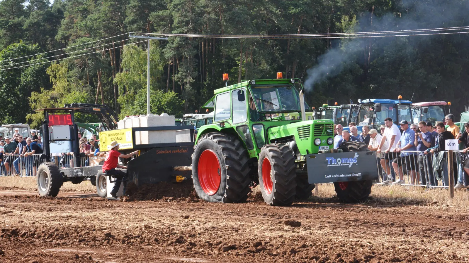 Volle Power legte dieser Fahrer beim Bremswagenziehen mit seinem Traktor hin, aber bei knapp 50 Metern war Schluss.<br> (Foto: Peter Tippl)
