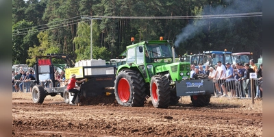 Volle Power legte dieser Fahrer beim Bremswagenziehen mit seinem Traktor hin, aber bei knapp 50 Metern war Schluss.<br> (Foto: Peter Tippl)