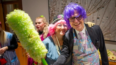 Landrat Dr. Christian von Dobschütz wischt zum Weiberfasching in seinem Büro ordentlich durch. (Foto: Mirko Fryska)