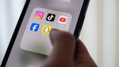 Bei Social-Media-Posts über den Arbeitgeber oder aus dem Arbeitsumfeld sollte man extrem vorsichtig sein. (Foto: Alicia Windzio/dpa/dpa-tmn)