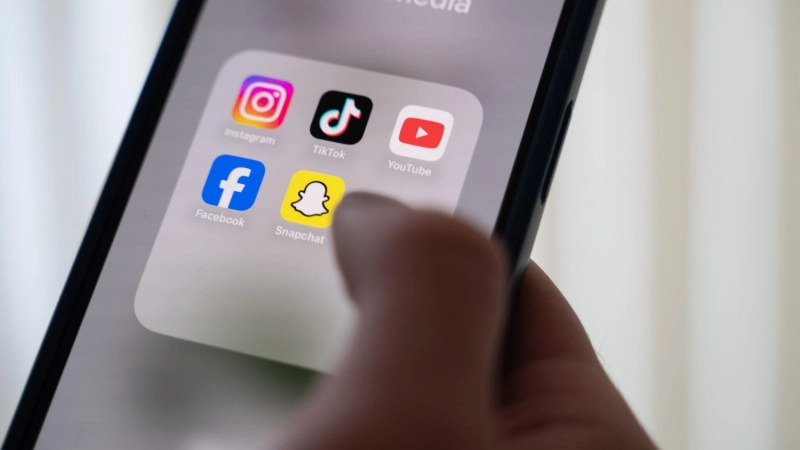 Bei Social-Media-Posts über den Arbeitgeber oder aus dem Arbeitsumfeld sollte man extrem vorsichtig sein. (Foto: Alicia Windzio/dpa/dpa-tmn)