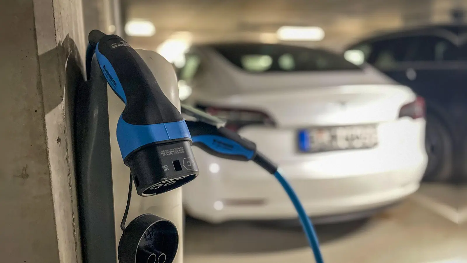 Lässt sich unter Umständen auch in der Tiefgarage eines Mietshauses laden: der eigene Stromer.  (Foto: Zacharie Scheurer/dpa-tmn)