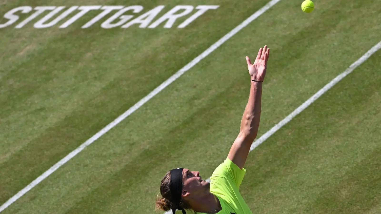 Alexander Zverev trennen bei seiner ersten Stuttgart-Teilnahme seit 2019 noch zwei Siege vom Titel. (Foto: Marijan Murat/dpa)