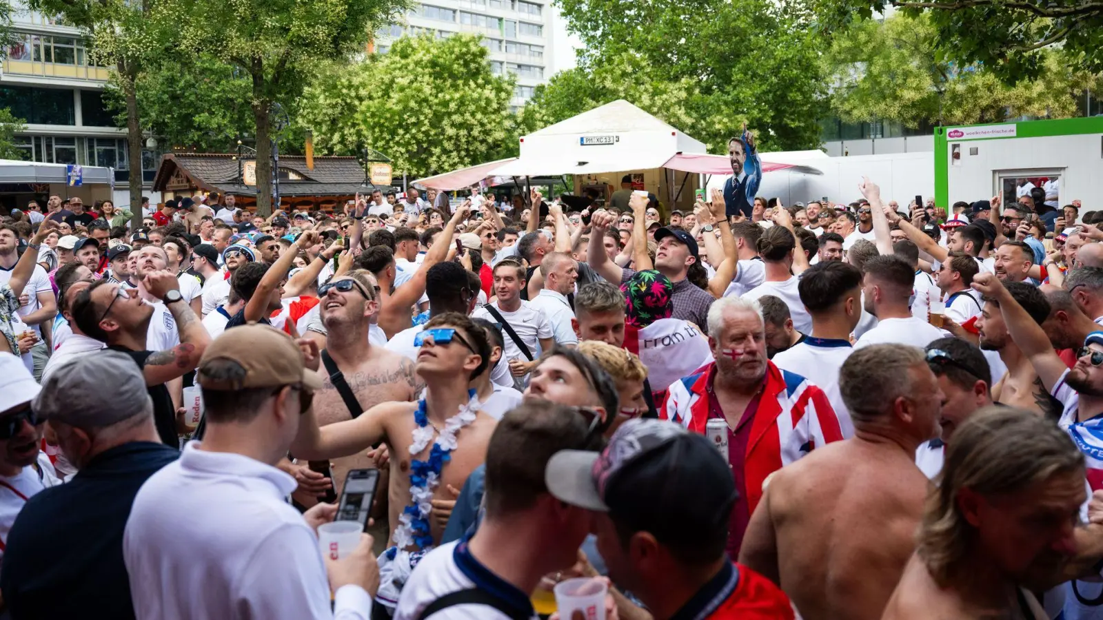 Englische Fans feiern vor dem EM-Finale in Berlin. (Foto: Christophe Gateau/dpa)