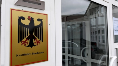 Das Kraftfahrt-Bundesamt veröffentlicht jeden Monat die neuen Zulassungszahlen von Neuwagen. (Archivbild) (Foto: Carsten Rehder/dpa)