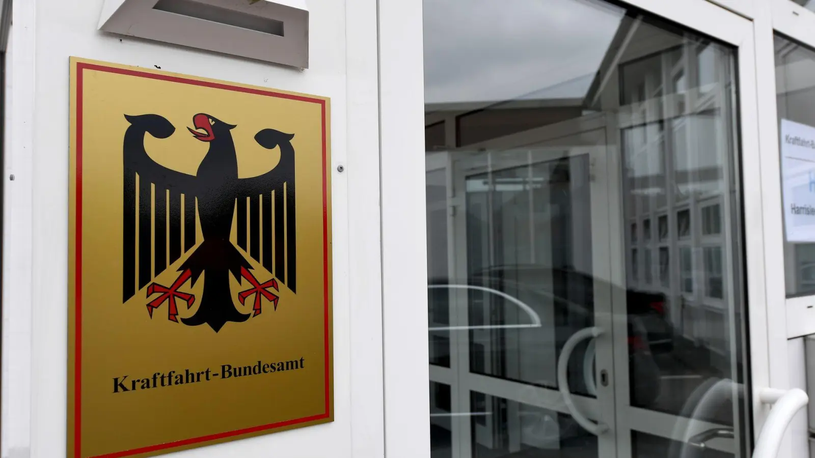 Das Kraftfahrt-Bundesamt veröffentlicht jeden Monat die neuen Zulassungszahlen von Neuwagen. (Archivbild) (Foto: Carsten Rehder/dpa)