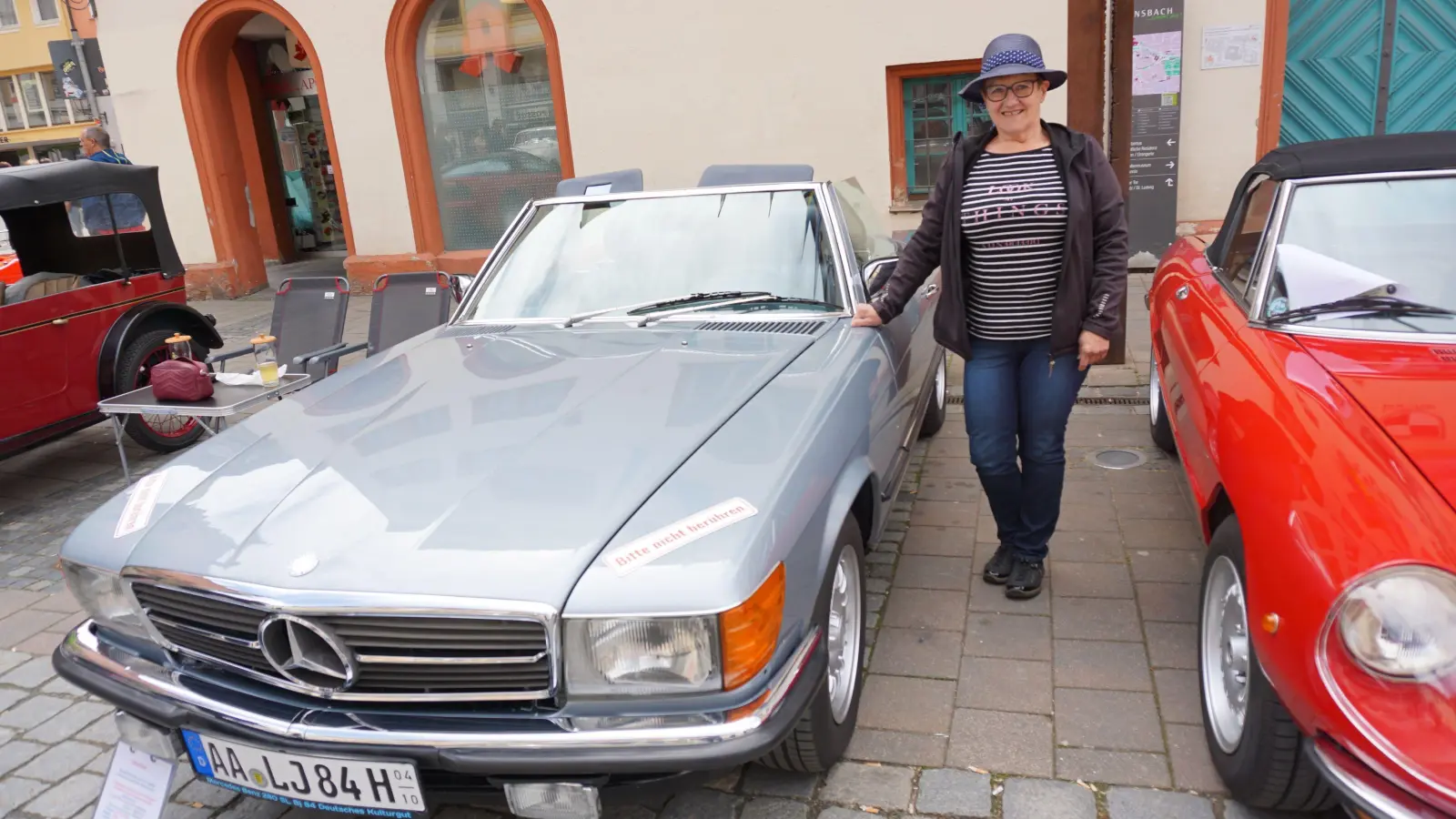 Im Mercedes Benz Cabrio, Baujahr 1984, kam Angela Lemmermeyer aus Jagstheim (Kirchheim am Ries) an. Ihr Mann Josef steckte sie mit seiner Oldtimer-Leidenschaft an. (Foto: Andrea Walke)