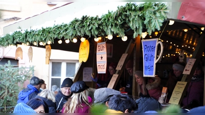 Glühwein und Bratwürste auf dem Weihnachtsmarkt gibt es ab dem Jahr 2025 bereits eine Woche vor dem Adventsbeginn. Darauf haben sich die Mitglieder des Stadtrates nach intensiver Diskussion geeinigt. (Foto: Simone Hedler)