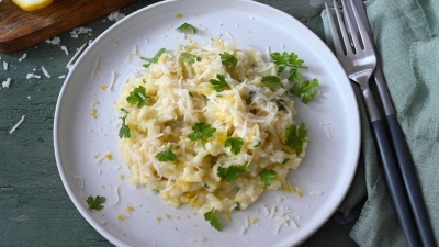 Das Risotto ist in einem kräftigen Kalbsfond gekocht und funktioniert so wunderbar als Gegenspieler zur Frische der Zitrone.  (Foto: Julia Uehren/loeffelgenuss.de/dpa-tmn)