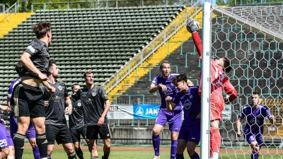 Hochbetrieb im Ansbacher Strafraum: Der Ansbacher Torhüter Jan Mottl macht sich lang, kann den Ausgleich durch den Augsburger Rasmus Fackler-Stamm (4. von rechts) aber nicht verhindern. (Foto: Bruno Märkl)