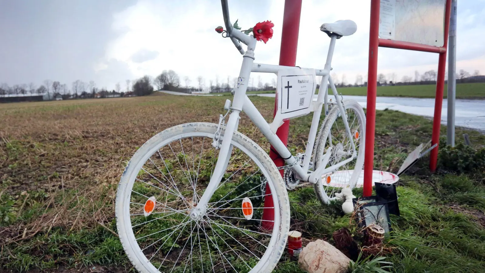 Ein weiß gestrichenes Rad am Straßenrad erinnert an im Verkehr getötete Radfahrer (Foto Archiv).  (Foto: Ralf Roeger/dpa)