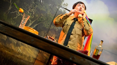 Hitlers letzte Stunden als groteske Satire: Christine Mertens spielt die Hauptrolle in dem Stück „Der Bonker”, das im Oktober erneut am Theater Ansbach zu sehen ist. (Foto: Jim Albright)