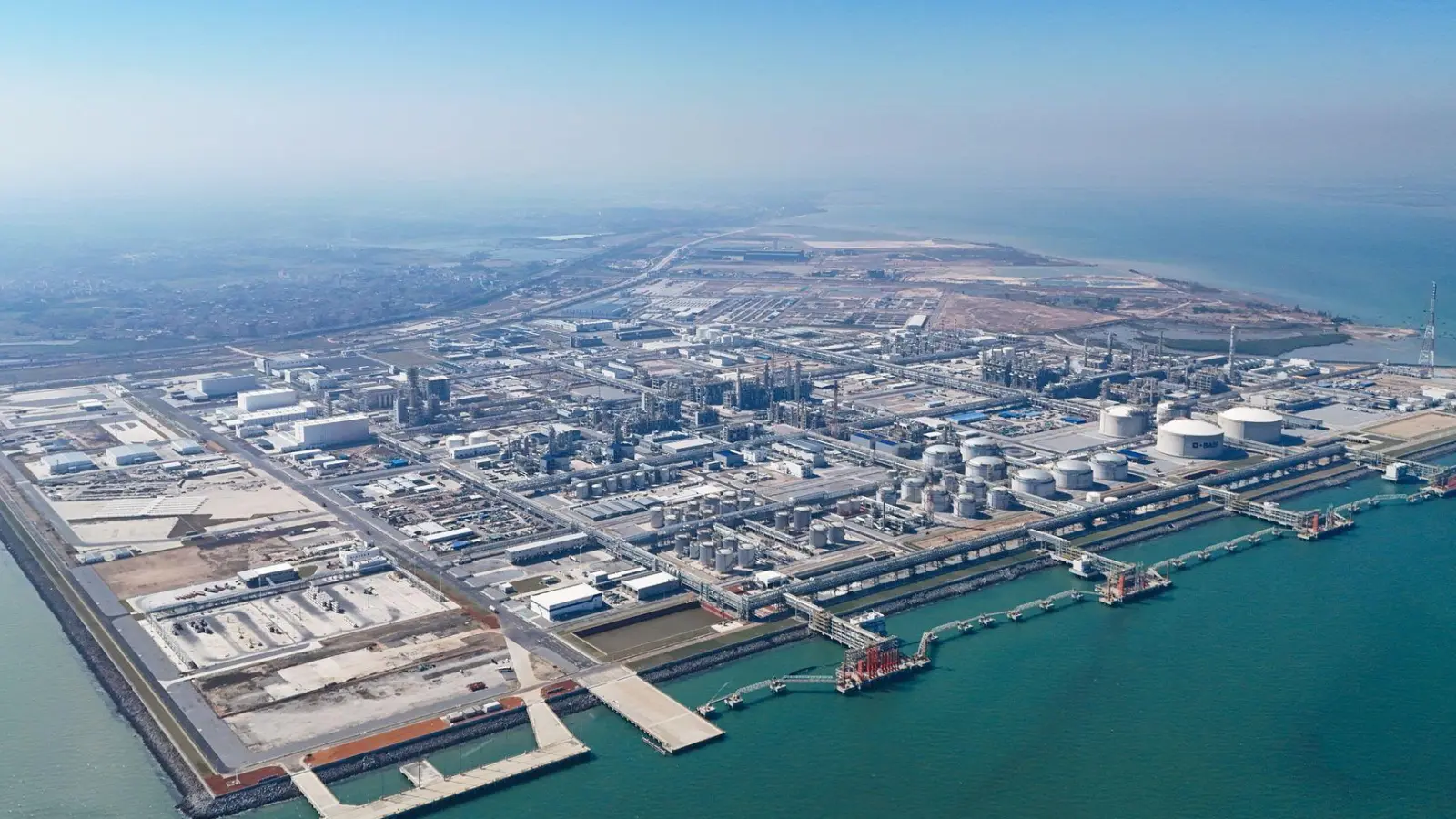 Auf einem Areal von rund vier Quadratkilometern werden 2.000 Beschäftigte arbeiten. (Handout) (Foto: -/BASF SE/dpa)