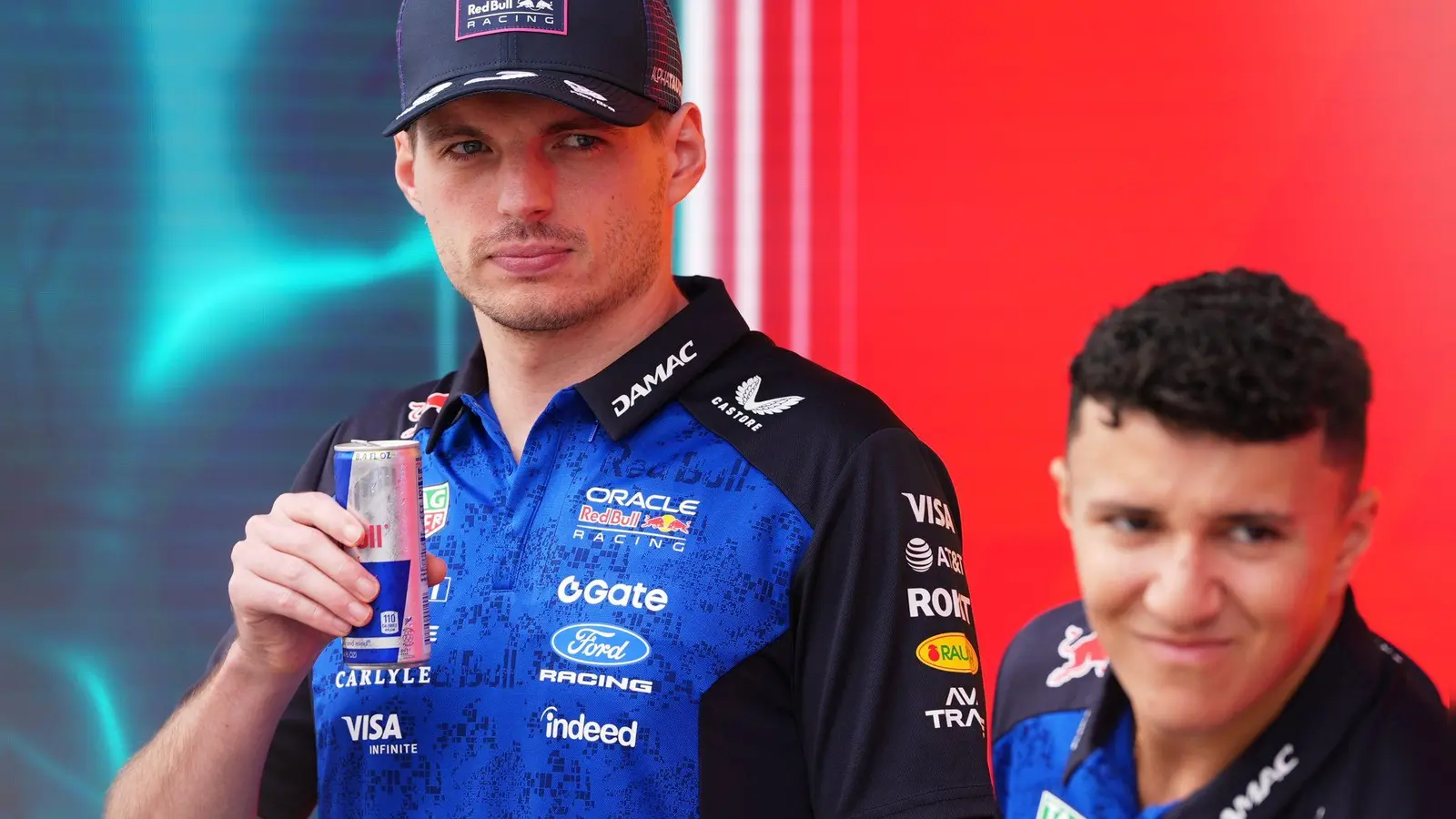 Max Verstappen (l) und Isack Hadjar fahren auch 2027 zusammen. (Archivbild) (Foto: Rebecca Blackwell/AP/dpa)