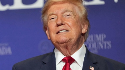 Engpässe im US-Militär bei Waffen und Munition als Folge des Iran-Kriegs? US-Präsident Donald Trump weist diese Bericht zurück und droht allen, die das behaupten, mit langen Haftstrafen. (Foto: Mark Schiefelbein/AP/dpa)