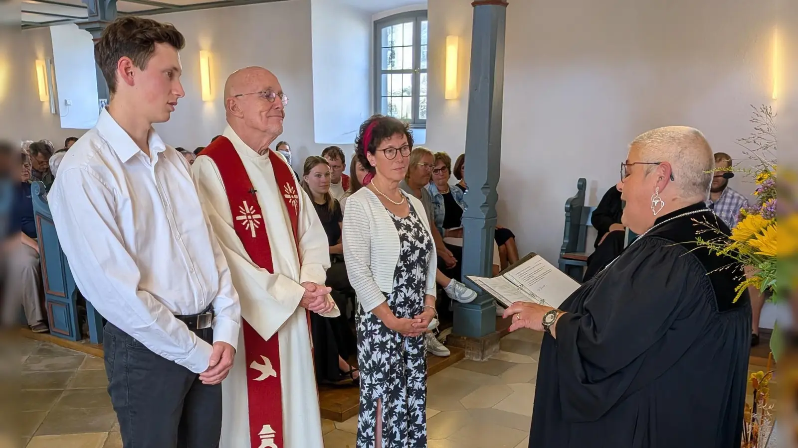 Dekanin Uta Lehner (rechts) entpflichtete Pfarrer Walter Huber und segnete den Geistlichen sowie dessen Sohn Jakob und Frau Brigitte für den weiteren Lebensweg. (Foto: Friedrich Zinnecker)