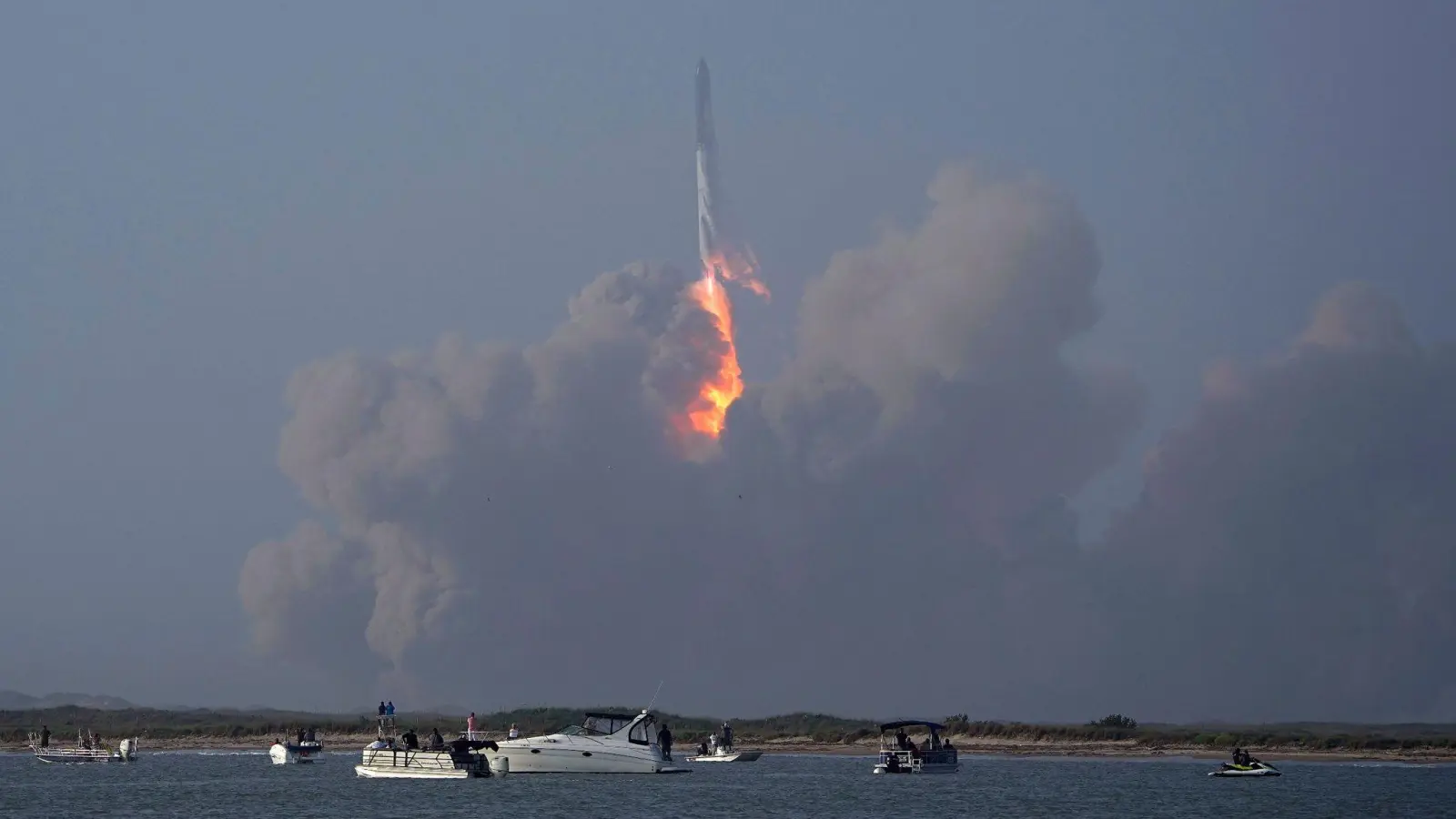 Das Raumschiff „Starship“ von SpaceX startet am 20.04.2023 im texanischen Boca Chica - und explodiert nur vier Minuten später. (Foto: Eric Gay/AP/dpa)