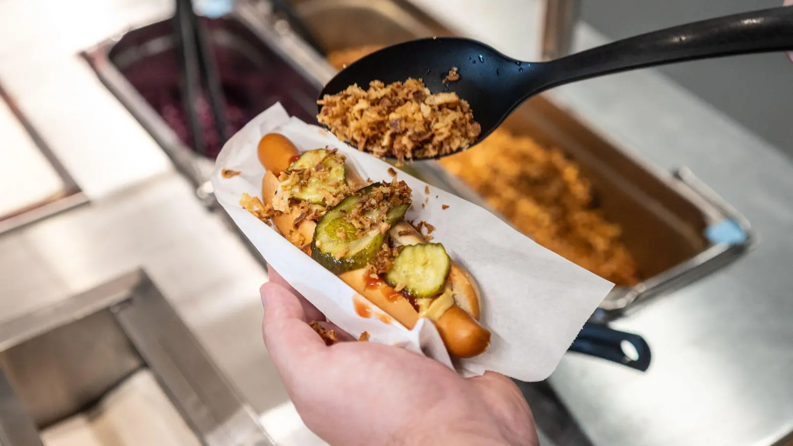 Kunden können sich bei Ikea ihren eigenen Hotdog kreieren. (Foto: Christian Knieps/dpa)