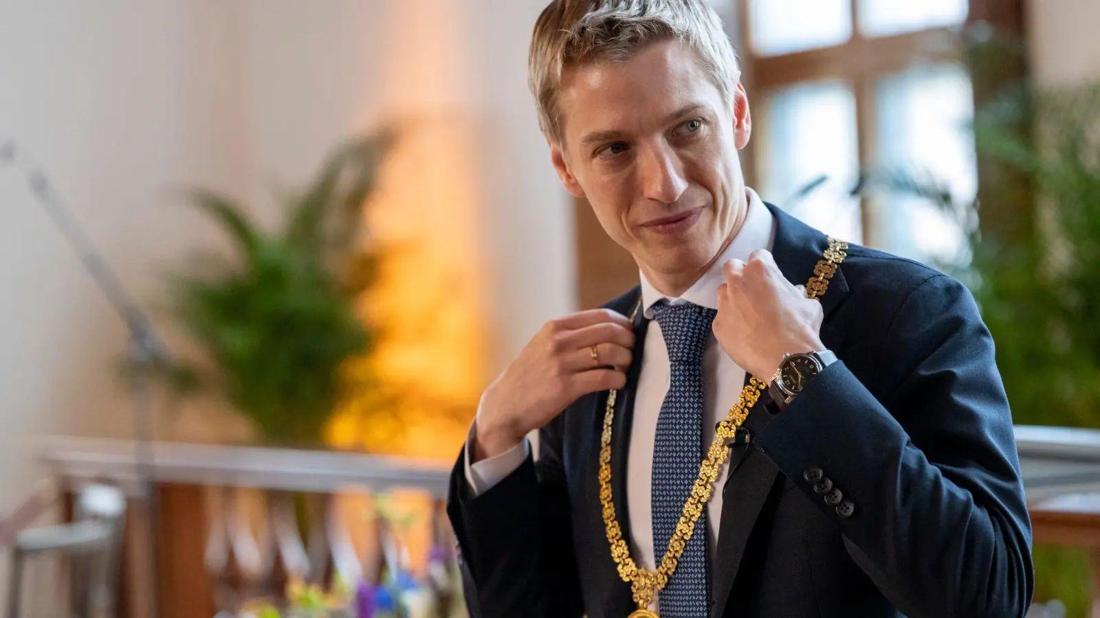 Dominik Krause mit der Amtskette. (Archivbild) (Foto: Peter Kneffel/dpa)