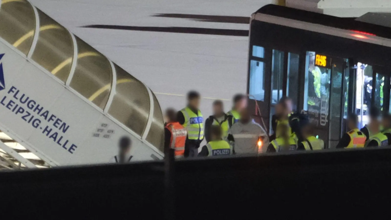 Am frühen Dienstagmorgen startete erneut ein Abschiebeflug von Leipzig-Halle nach Afghanistan. (Foto: Sebastian Willnow/dpa)
