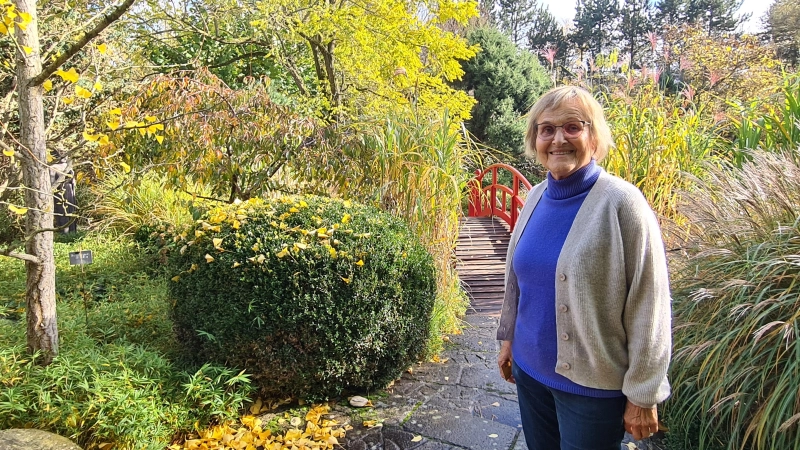 Ursula Leyk in ihrem Lotosgarten. Wie es mit ihm und dem Café weitergehen wird, ist derzeit unklar. Sie selbst möchte nach München ziehen – zu ihren beiden Enkelkindern. (Foto: Margit Schwandt)