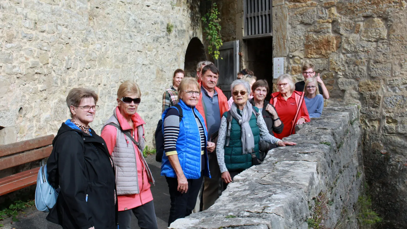 Die Donnerstagswanderung des Kneippvereins lockte 20 Wanderinnen und Wanderer an – gemeinsam liefen sie durch die Innenstadt, das Taubertal und am Wildbad vorbei. (Foto: Irmeli Pohl)