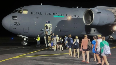 Nachdem ein heftiges Erdbeben den Inselstaat Vanuatu erfasst hat, konnten bereits Hunderte Touristen ausgeflogen werden. (Foto: Uncredited/Department of Foreign Affairs and Trade/AP/dpa)
