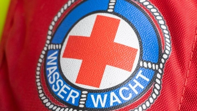 Einsatzkräfte der Wasserwacht haben den toten Mann gefunden. (Symbolbild) (Foto: Peter Kneffel/dpa)