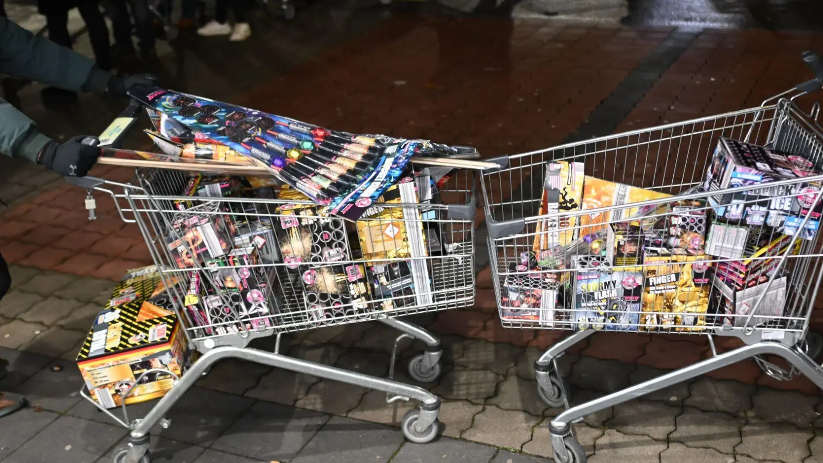 In den Niederlanden soll ab 2026/2027 privates Böllern verboten werden. (Archivbild) (Foto: Lars Penning/dpa)