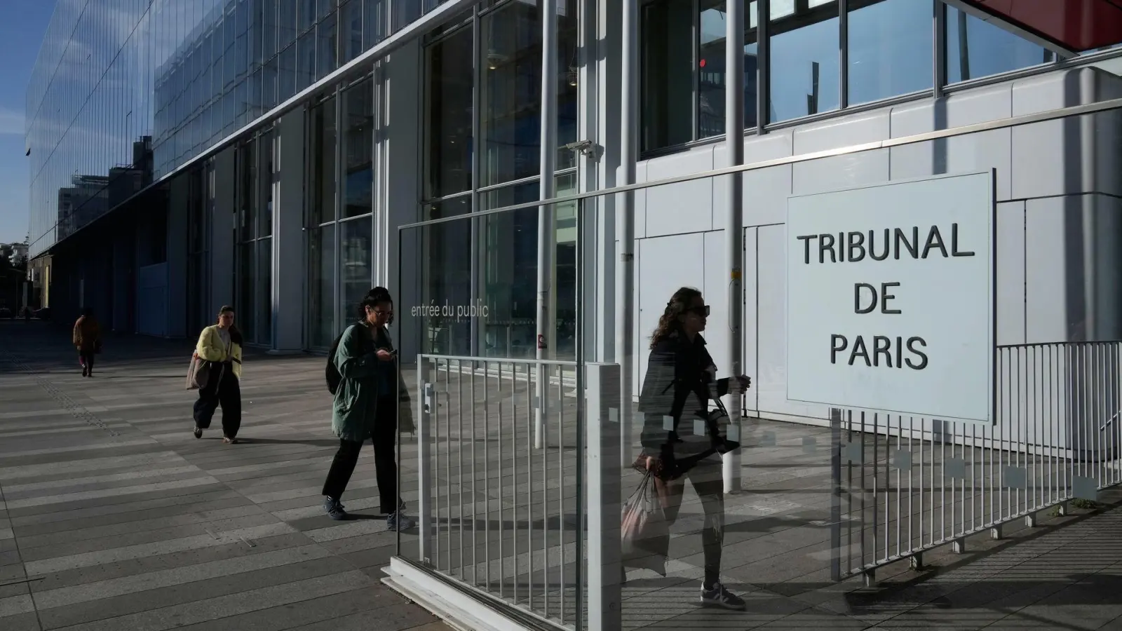 In Paris wird zu heimlichen Aufnahmen mit Smart Glasses ermittelt. (Archivbild) (Foto: Michel Euler/AP/dpa)
