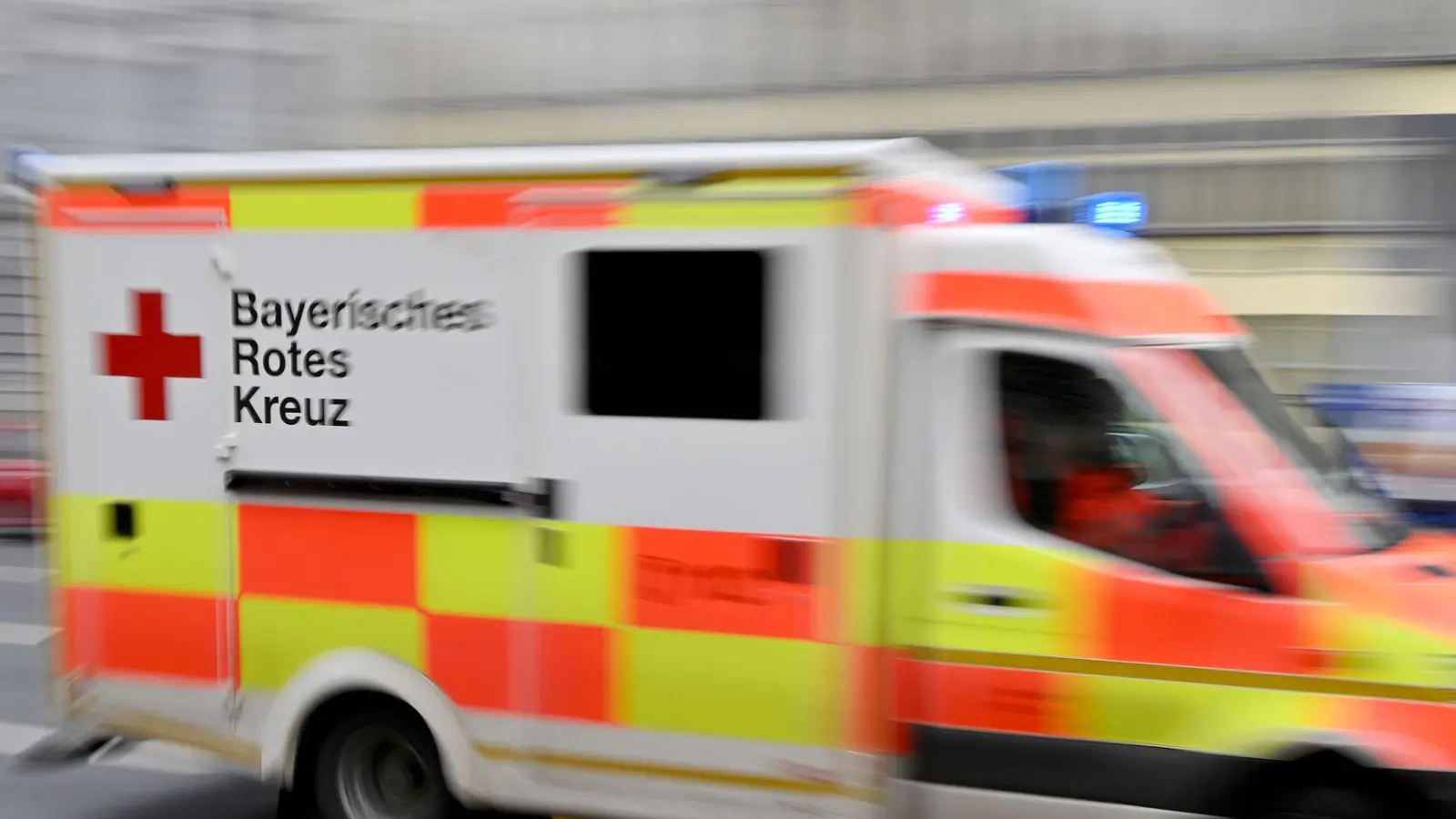 Der Mann stirbt noch an der Unfallstelle an seinen schweren Verletzungen. (Symbolbild) (Foto: Peter Kneffel/dpa)