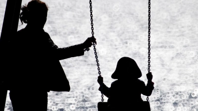 Das Armutsrisiko von Alleinerziehenden und ihren Kindern ist laut Statistik mehr als doppelt so hoch, wie bei Familien mit beiden Elternteilen. (Symbolbild) (Foto: Christian Charisius/dpa)
