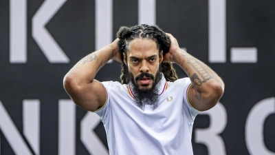 Das Duo Bob Vylan hatte beim Glastonbury-Festival in England einen Eklat ausgelöst. Nun muss sie auf die Teilnahme an einer Europatournee verzichten. (Archivbild) (Foto: Ben Birchall/PA Wire/dpa)