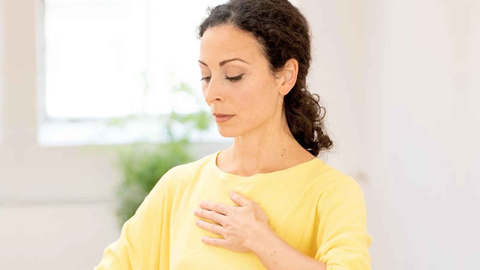 Atemübungen sind eine bewährte Entspannungsmethode. (Foto: Zacharie Scheurer/dpa-tmn)