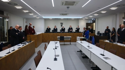 Laut Anklage sollen die 36- bis 58-Jährigen als sogenannte Auslandsoperateure für Waffendepots in mehreren europäischen Staaten zuständig gewesen sein, die für Anschläge genutzt werden sollten. (Archivbild) (Foto: Fabrizio Bensch/Reuters Pool/dpa)