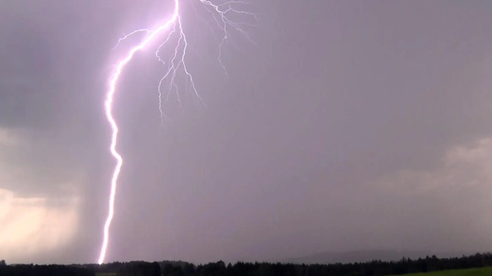 Für Freitag liegt eine Unwetterwarnung vor. (Symbolbild: Bernd März/dpa)