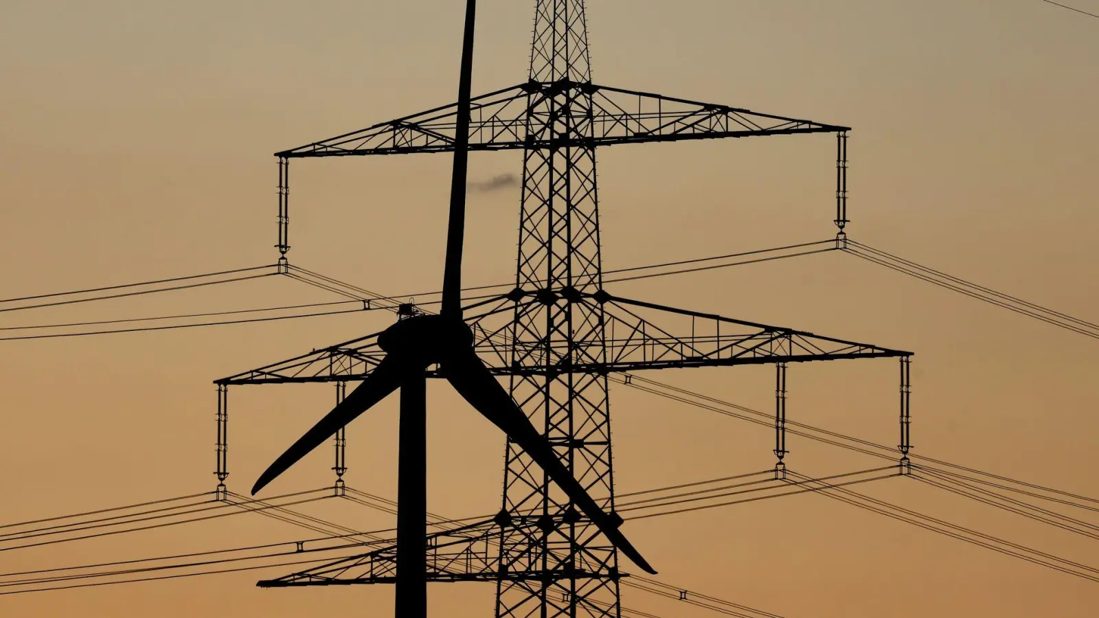 Nach Jahren des Stillstands tut sich was bei der bayerischen Windkraft - doch viele Genehmigungen kämpfen mit bürokratischen Vorgaben. (Archivbild) (Foto: Karl-Josef Hildenbrand/dpa)