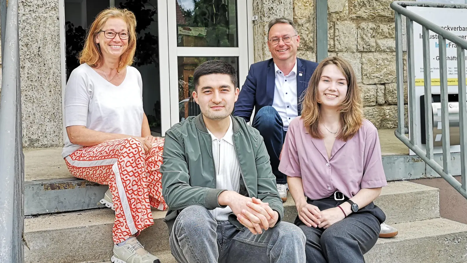 In der Schillingsfürster LAG-Geschäftsstelle sammeln heuer zwei Studierende der Hochschule Weihenstephan-Triesdorf praktische Erfahrungen. Seit Ende Mai 2025 gehört Lizaveta Viarenich aus Belarus (rechts) zum Team. Im Oktober wird dann Bekhruz Sindorov (Zweiter von links) aus Usbekistan mitarbeiten. LAG-Geschäftsführerin Pia Grimmeißen-Haider (links) und LAG-Vorsitzender Herbert Lindörfer finden das gut. (Foto: Jürgen Binder)