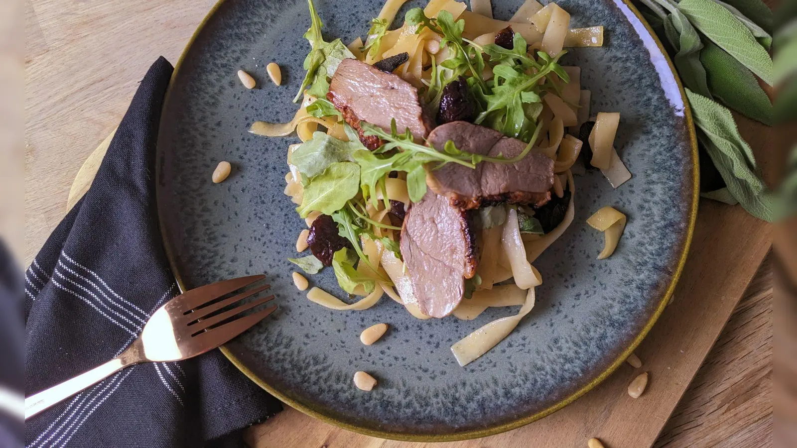 Ente geht nicht nur mit Klößen. Dieses Pastagericht wird mit Hilfe eines Airfryers zubereitet und ist dadurch eine schnelle Alternative zu Ente aus dem Ofen. (Foto: Doreen Hassek/hauptstadtkueche.blogspot.com/dpa-tmn)