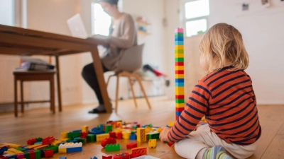 Viele Frauen machen das Unmögliche möglich - weil sie müssen: Arbeiten während sie Kinder betreuen. (Foto: Julian Stratenschulte/dpa/dpa-tmn)