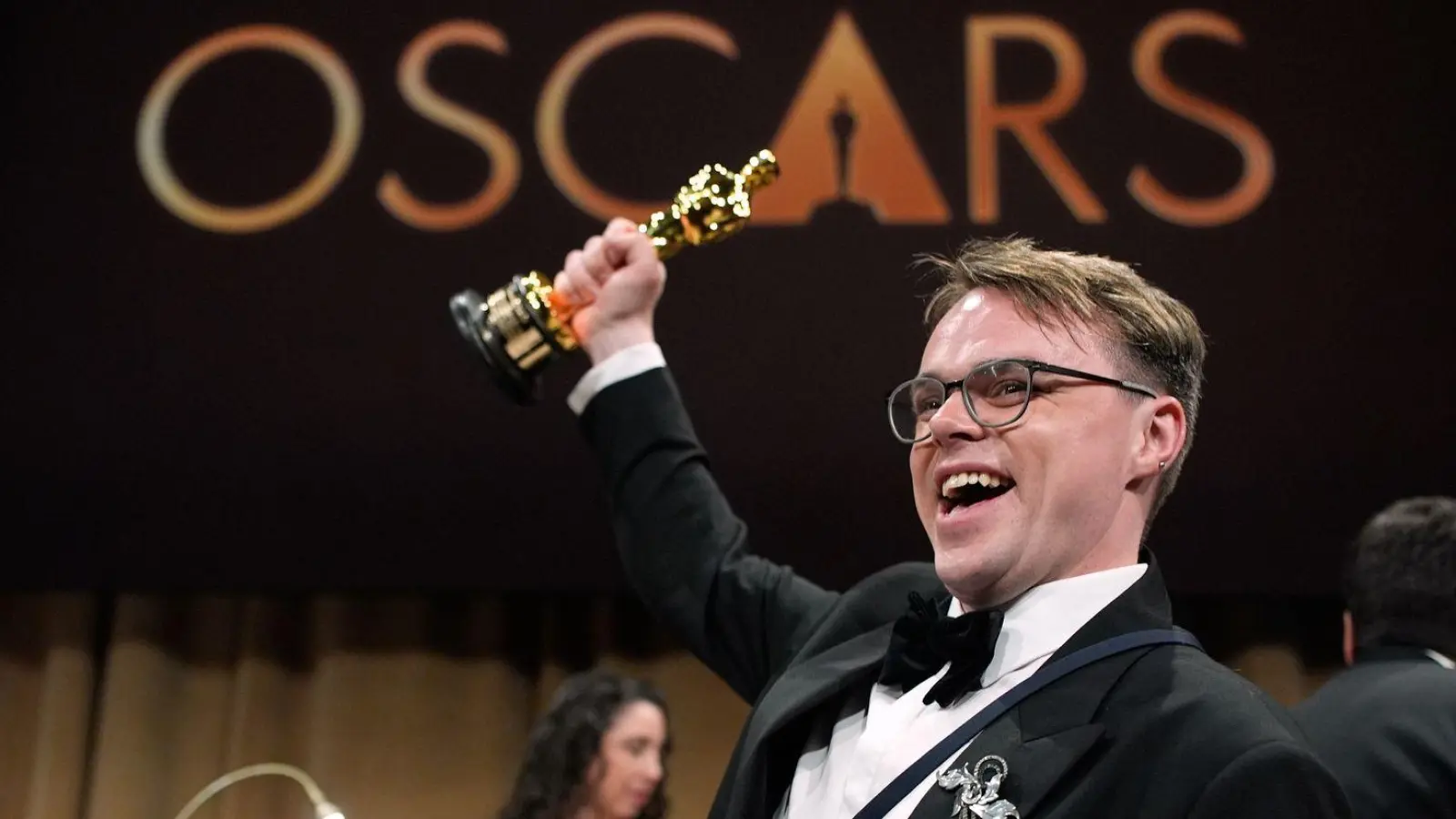 Der Oscar, den Talankin hier voller Stolz in die Luft hält, ging auf dem Weg nach Frankfurt verloren. (Archivbild) (Foto: John Locher/Invision/dpa)