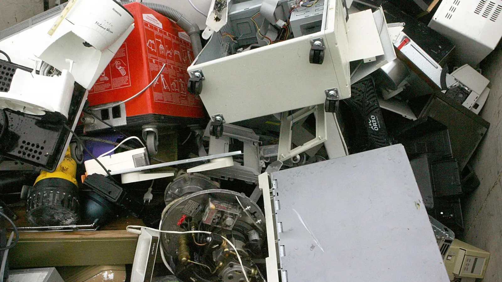 Der Freistaat Bayern muss den Müll noch aus Tschechien zurückbringen (Illustration).  (Foto: Frank Mächler/dpa)