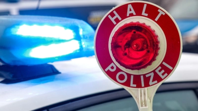 Während einer Kontrollaktion wurde das Auto des 23-Jährigen geprüft. (Symbolbild) (Foto: Jan Woitas/dpa)