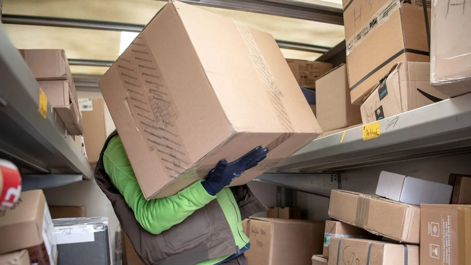 Mehrere Milliarden Pakete gelangten 2024 über Onlineplattformen in die EU gelangt. Die Bundesregierung will geltendes Recht nun besser durchsetzen. (Symbolbild) (Foto: Sina Schuldt/dpa)