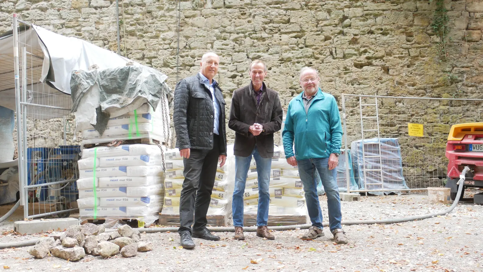 Friedrich Müller von Lotto Bayern, Oberbürgermeister Dr. Christoph Hammer und Manfred Kiesel, Ortskurator Dinkelsbühl der DSD (von links), vor dem zweiten Sanierungsabschnitt des Baudenkmals. (Foto: Lisa-Maria Liebing)