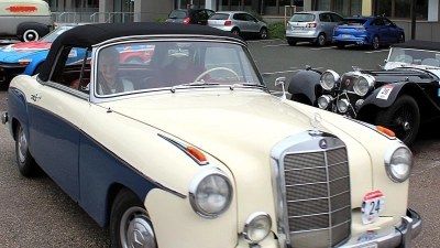 Rund 60 Oldtimer hat es auf dem Parkplatz vor dem Onoldia-Tagungszentrum in Ansbach zum Anschauen gegeben. Die Ansbach-Classic machte Station. Rainer Hochreuther nahm mit seiner Mutter Frieda in einem Mercedes-Klassiker teil. (Foto: Diane Mayer)