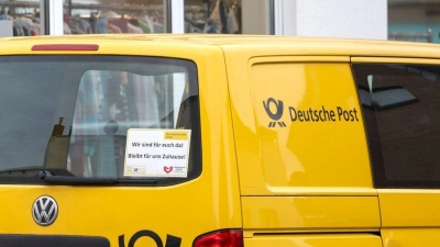 Ein verklemmtes Bremspedal führte zu einem Unfall mit einem Posttransporter.  (Symbolbild: dpa/Thomas Banneyer)