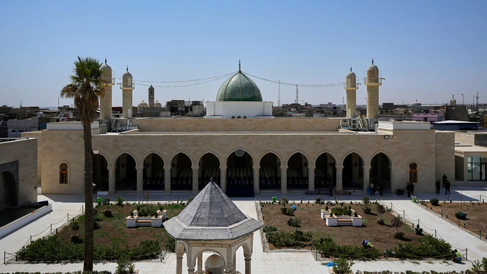 Die Al-Nuri-Moschee vor dem Besuch des irakischen Regierungschefs. (Foto: Hadi Mizban/AP/dpa)