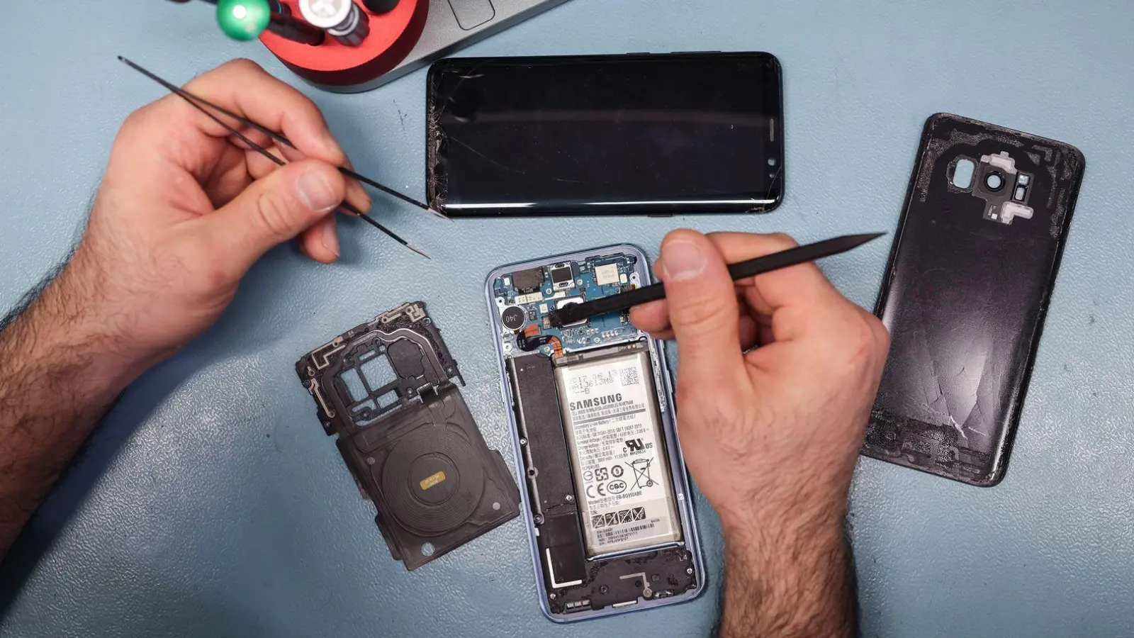 Sprung im Glas? Smartphones müssen nun so konstruiert sein, dass sich Verschleiß-Bauteile wie das Display leichter tauschen lassen. (Foto: Christian Charisius/dpa/dpa-tmn)