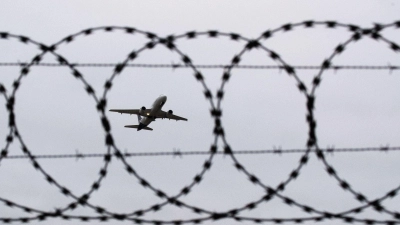 Bis Ende September wurden 2240 Menschen aus dem Freistaat abgeschoben. (Symbolbild) (Foto: Julian Stratenschulte/dpa)